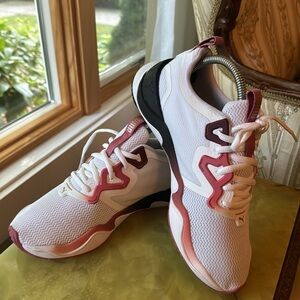 PUMA Women NIB Zone XT Training Shoes in White Beauty/Georgia Peach Size 8